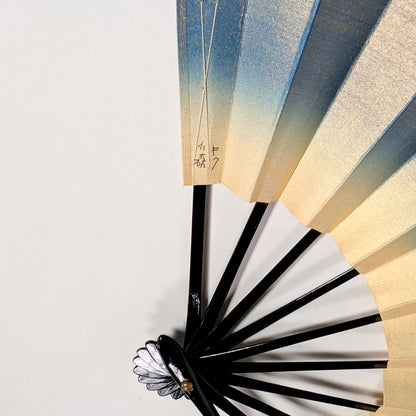 Inscription japonaise Komori Kiku sur un éventail sensu ancien, avec monture noire laquée et papier bleu doré.