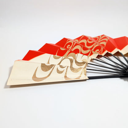 Éventail pliant japonais vintage partiellement fermé, sensu à décor ryūsui doré sur fond ivoire et vermillon