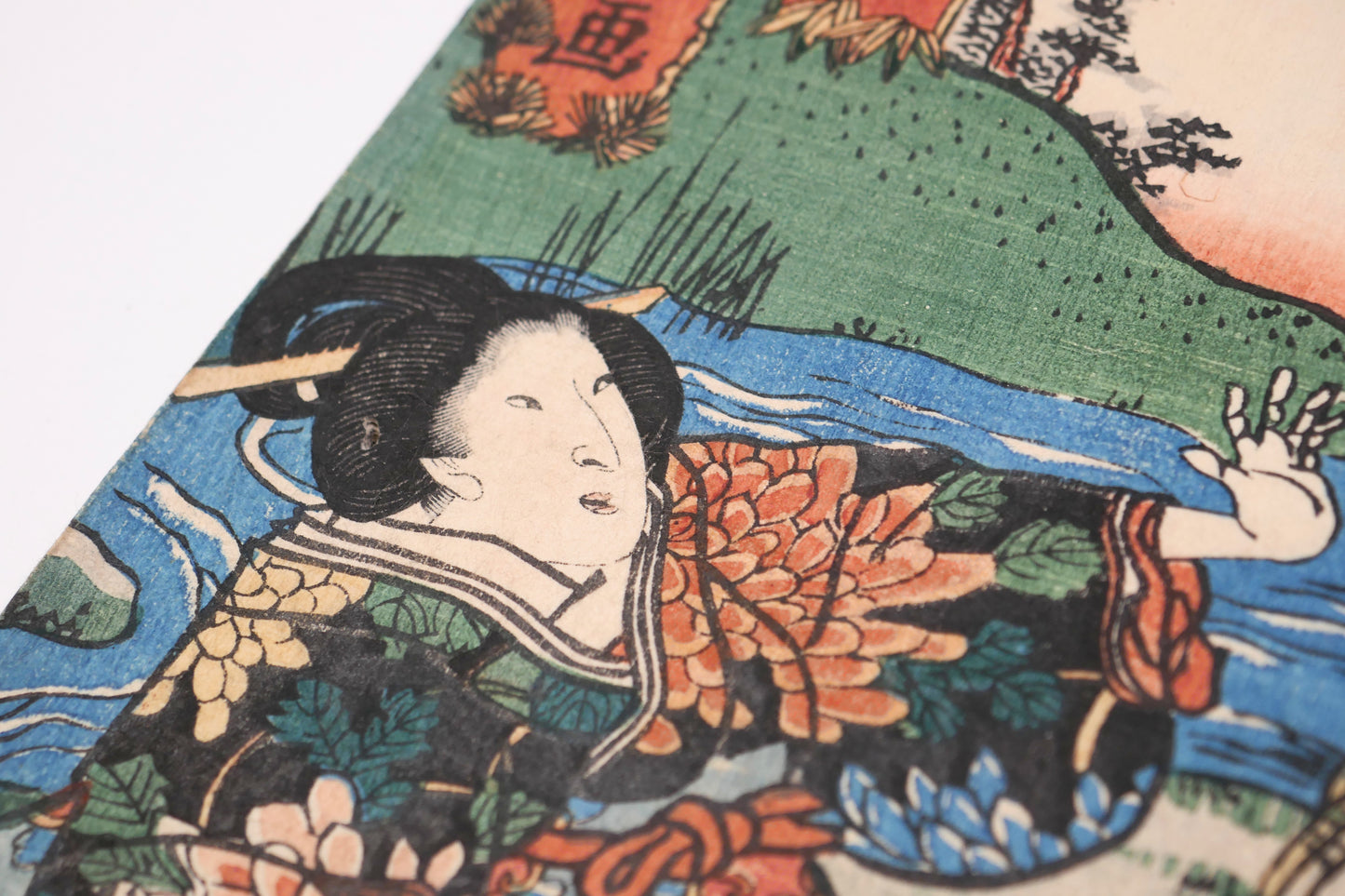 Détail de la femme en kimono sur la couverture de Bijin-roku, livre japonais ancien et estampe Edo illustrée par Utagawa Yoshikazu.