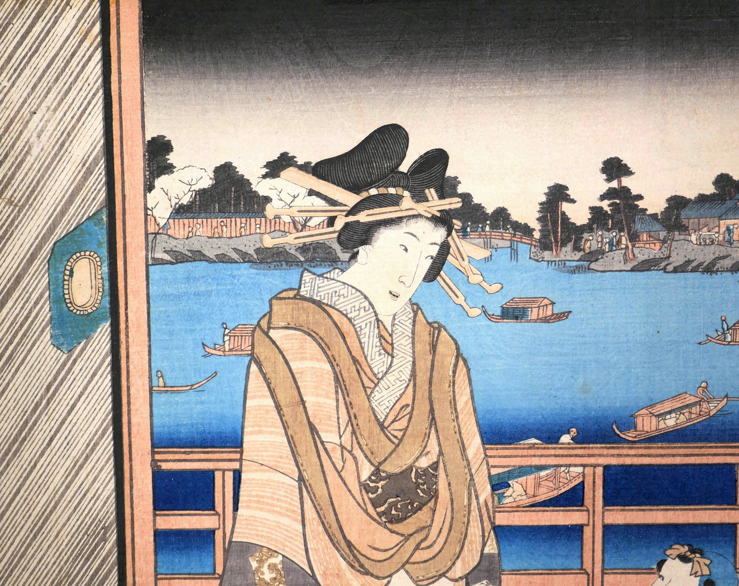 Détail central d’une gravure japonaise nishiki-e montrant une femme en kimono devant une rivière animée de bateaux, par Kunisada Toyokuni III.