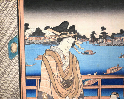 Détail central d’une gravure japonaise nishiki-e montrant une femme en kimono devant une rivière animée de bateaux, par Kunisada Toyokuni III.