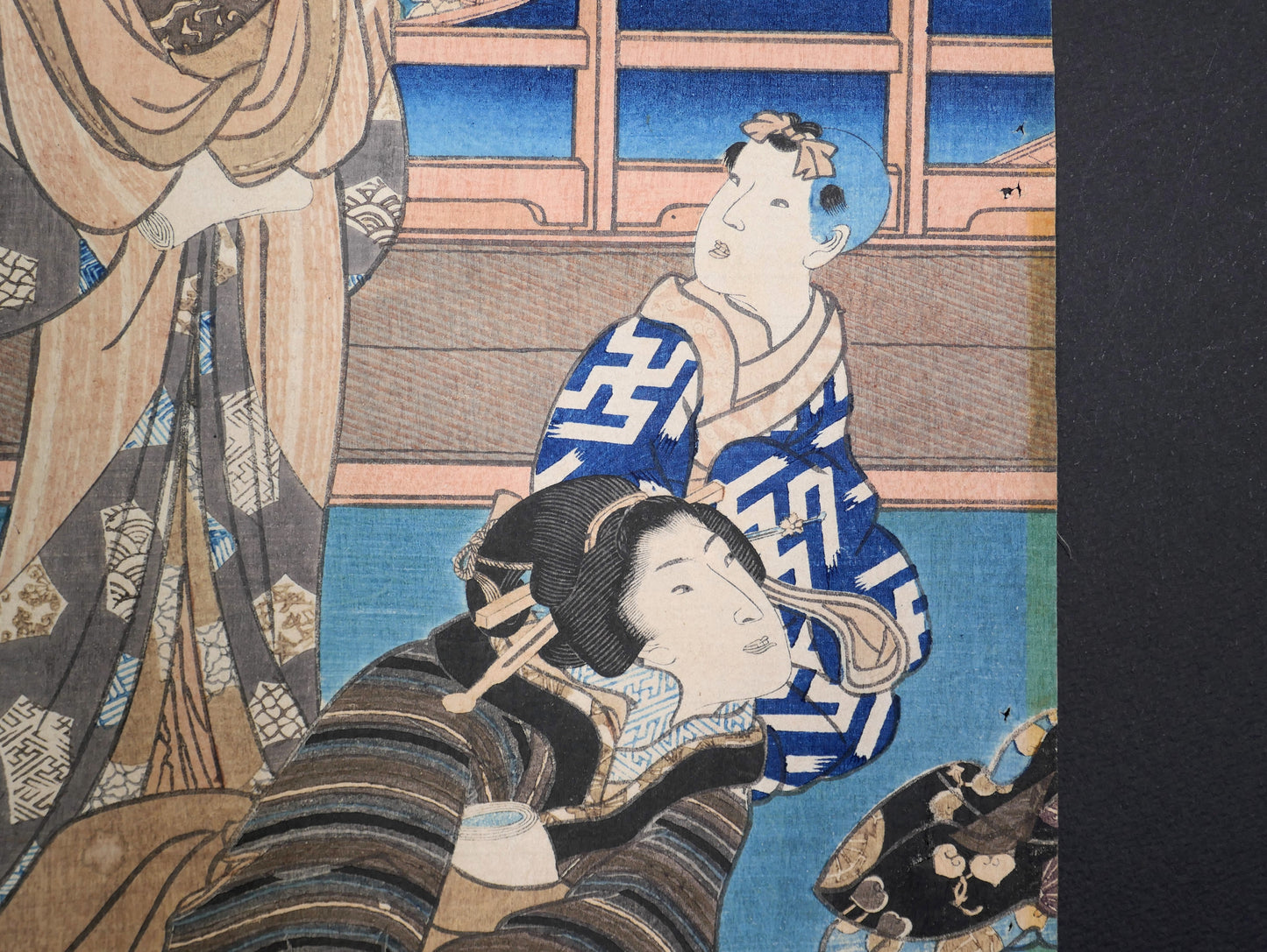 Femmes et enfant en kimono dans une scène de lecture de lettre, détail d’un bijin-ga ukiyo-e original de Kunisada Toyokuni III.