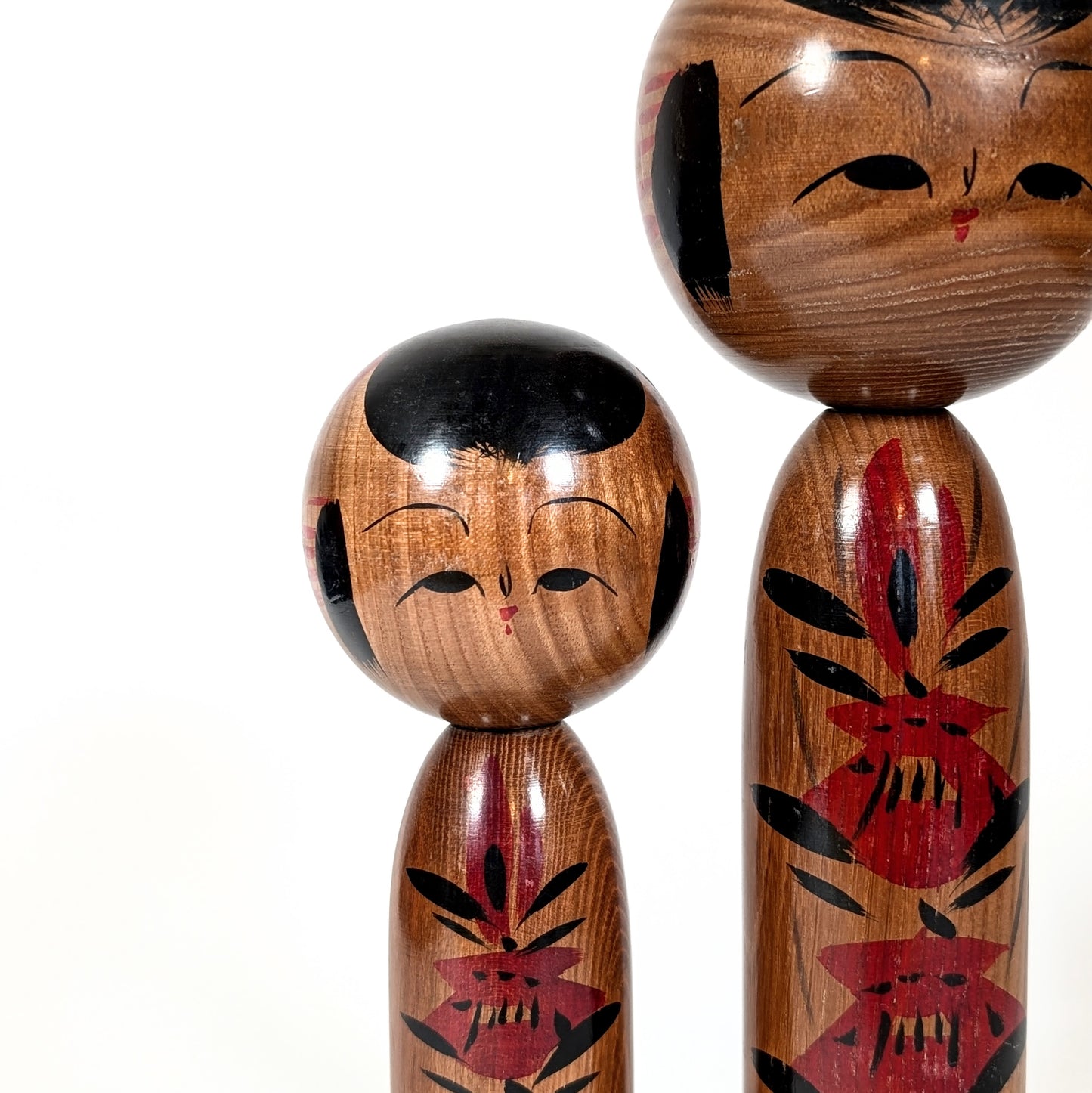 Figurine japonaise en bois décorée de motifs floraux rouges, kokeshi Shingata Sōsaku par Hamatsu Chiyoko, poupée japonaise artisanale de collection
