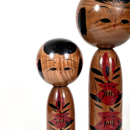 Figurine japonaise en bois décorée de motifs floraux rouges, kokeshi Shingata Sōsaku par Hamatsu Chiyoko, poupée japonaise artisanale de collection