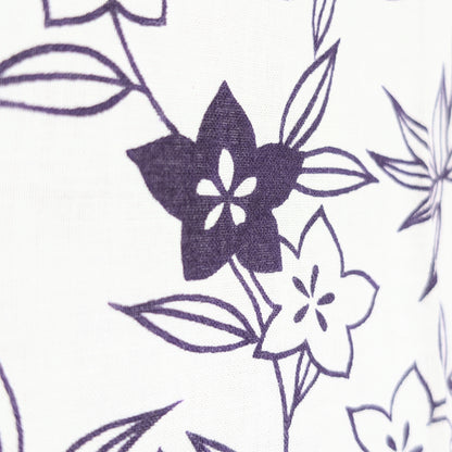 Gros plan sur motif kikyō, fleur de campanule japonaise, imprimé violet sur coton blanc d’un nemaki japonais femme