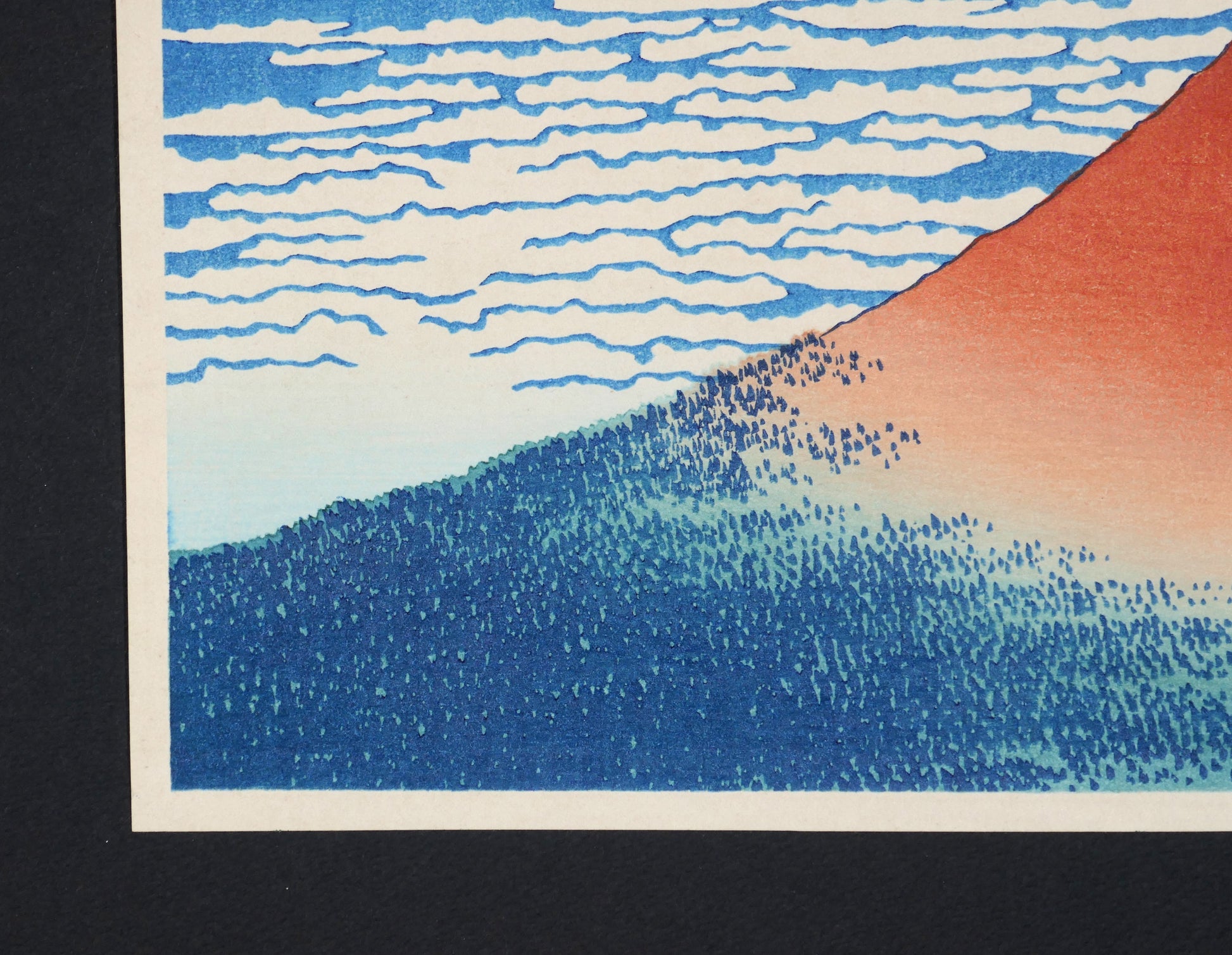 Détail de la forêt bleue au pied du mont Fuji dans l’estampe Gaifū kaisei de Hokusai.