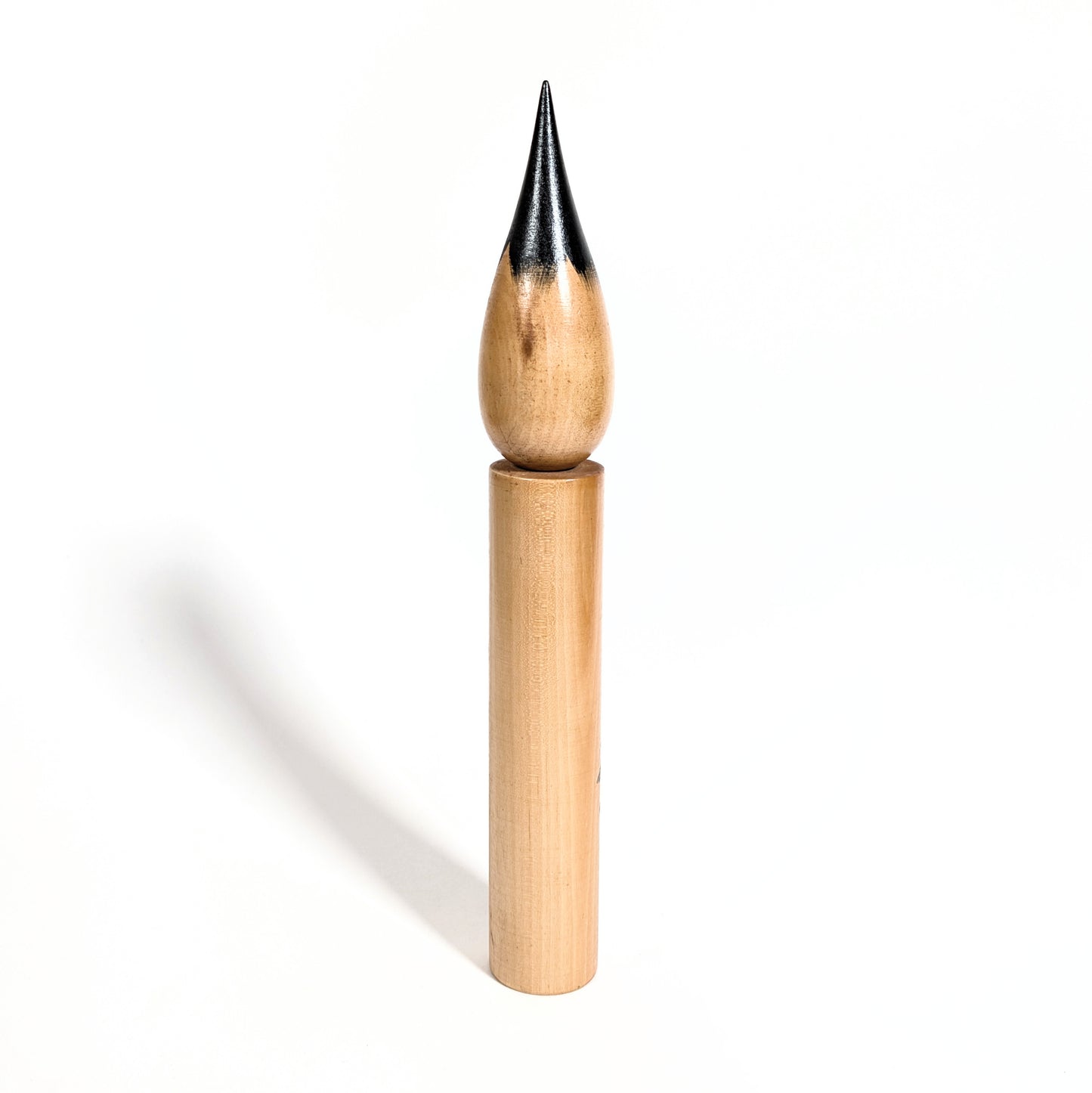 Vue arrière d’une fude kokeshi en bois tourné, lisse, objet décoratif japonais