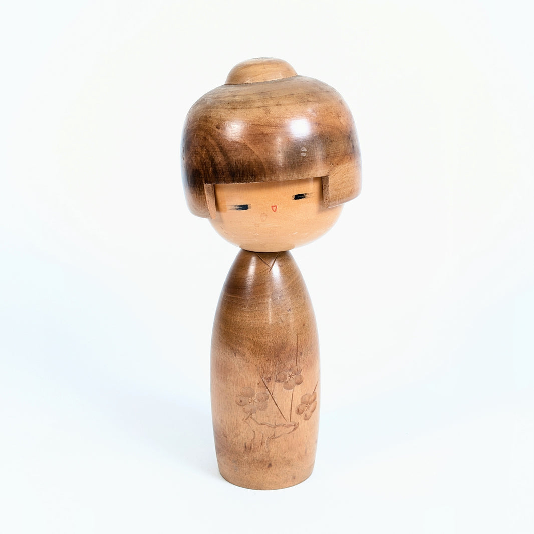 Sōsaku kokeshi de Fujikawa Shōei 藤川正衛, poupée japonaise en bois au décor de fleurs de prunier