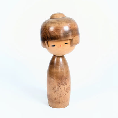 Sōsaku kokeshi de Fujikawa Shōei 藤川正衛, poupée japonaise en bois au décor de fleurs de prunier