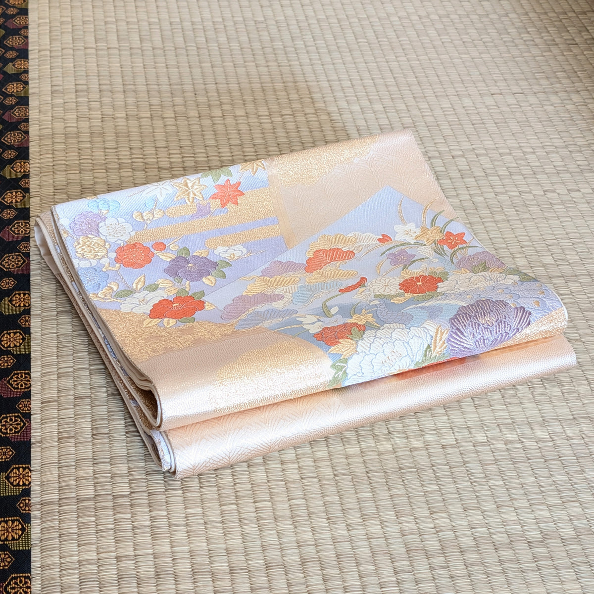 Fukuro obi japonais en soie bleu ciel et doré, brocart floral avec paon kujaku, pivoines botan et motifs traditionnels