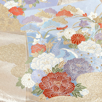 Détail d’un fukuro obi à motif kujaku, botan et kiku, paon parmi pivoines et chrysanthèmes japonais