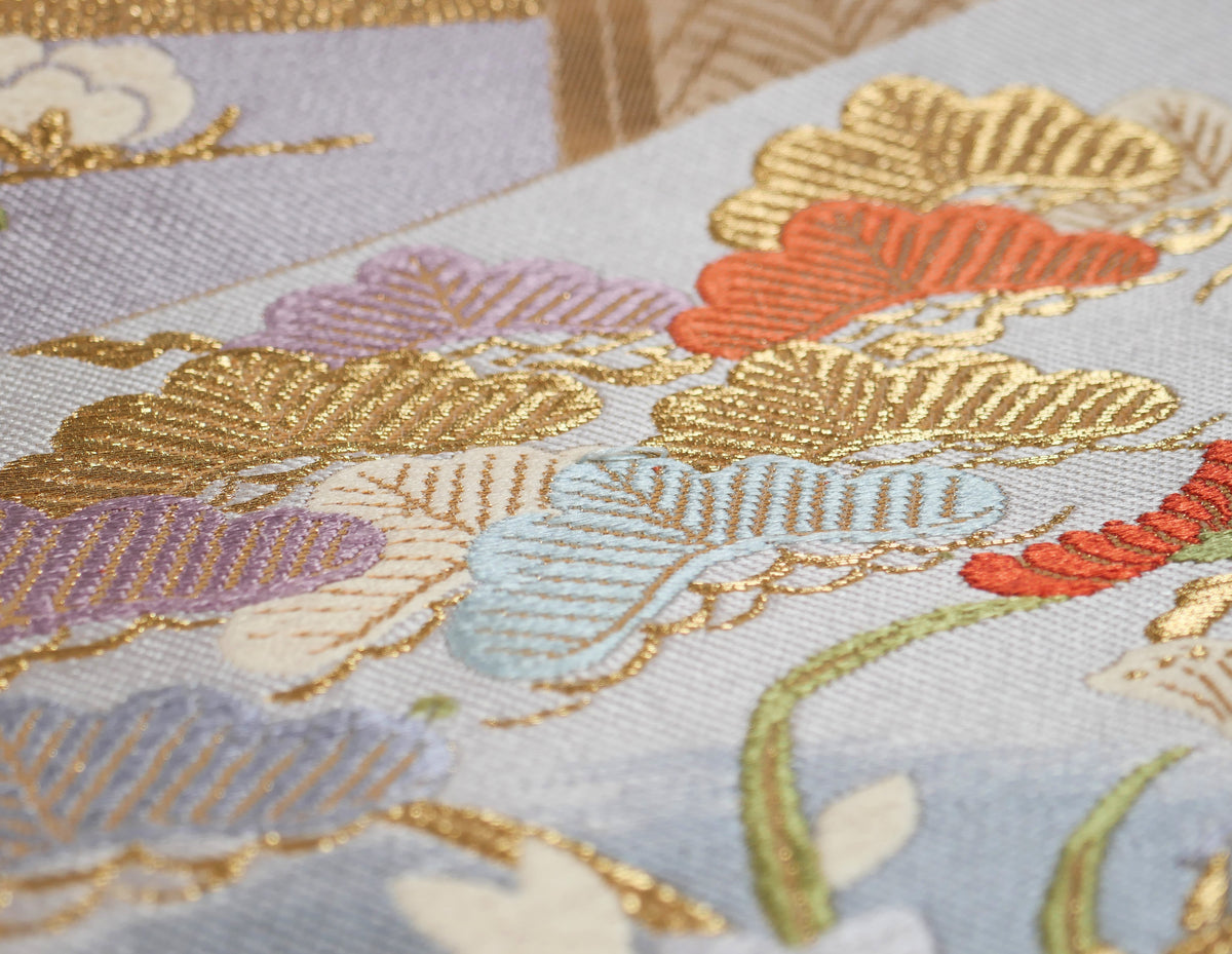 Motifs de pins matsu bleu ciel, mauve, corail et or sur un fukuro obi japonais en brocart de soie