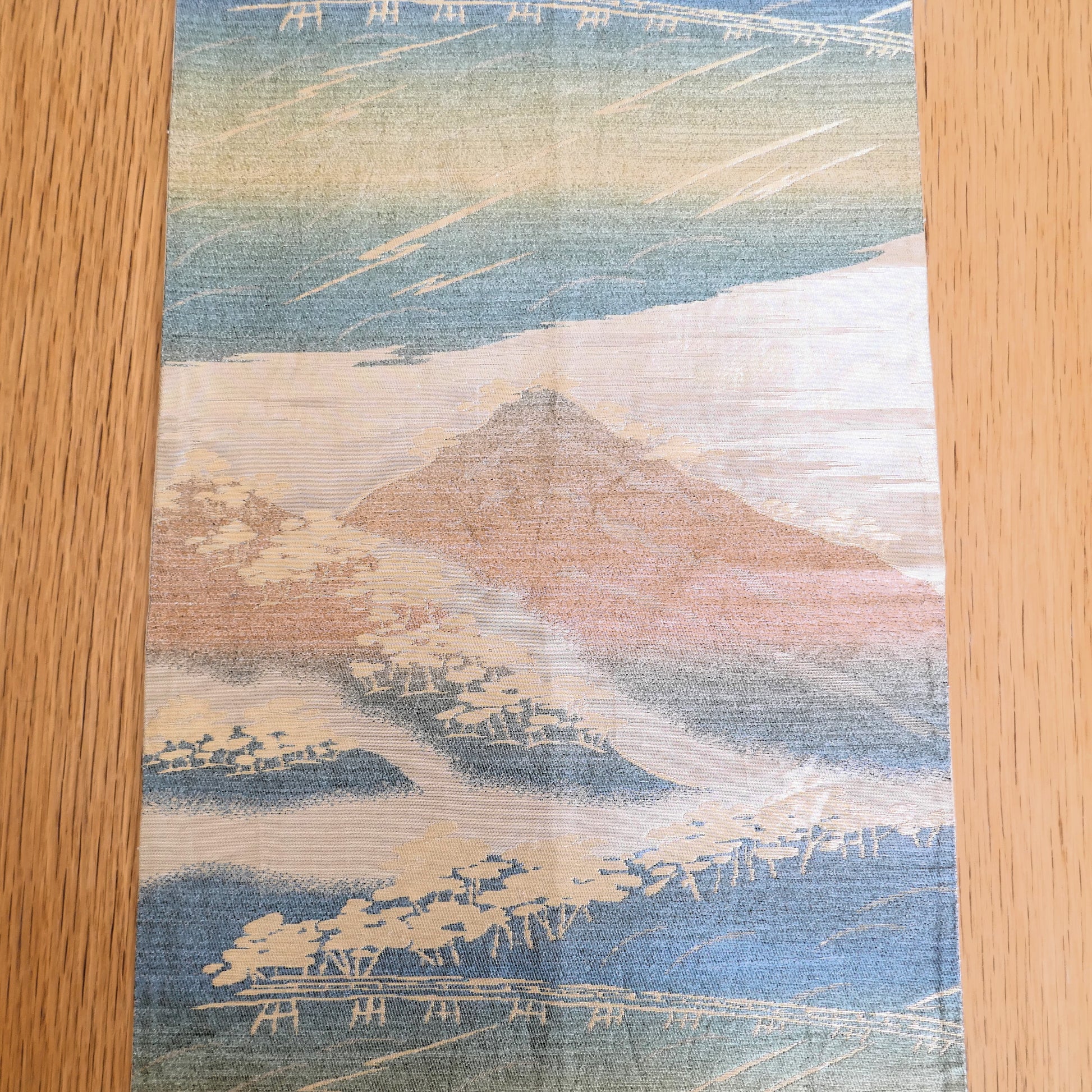 zoom sur le décor du Fuji de face du fukuro obi 