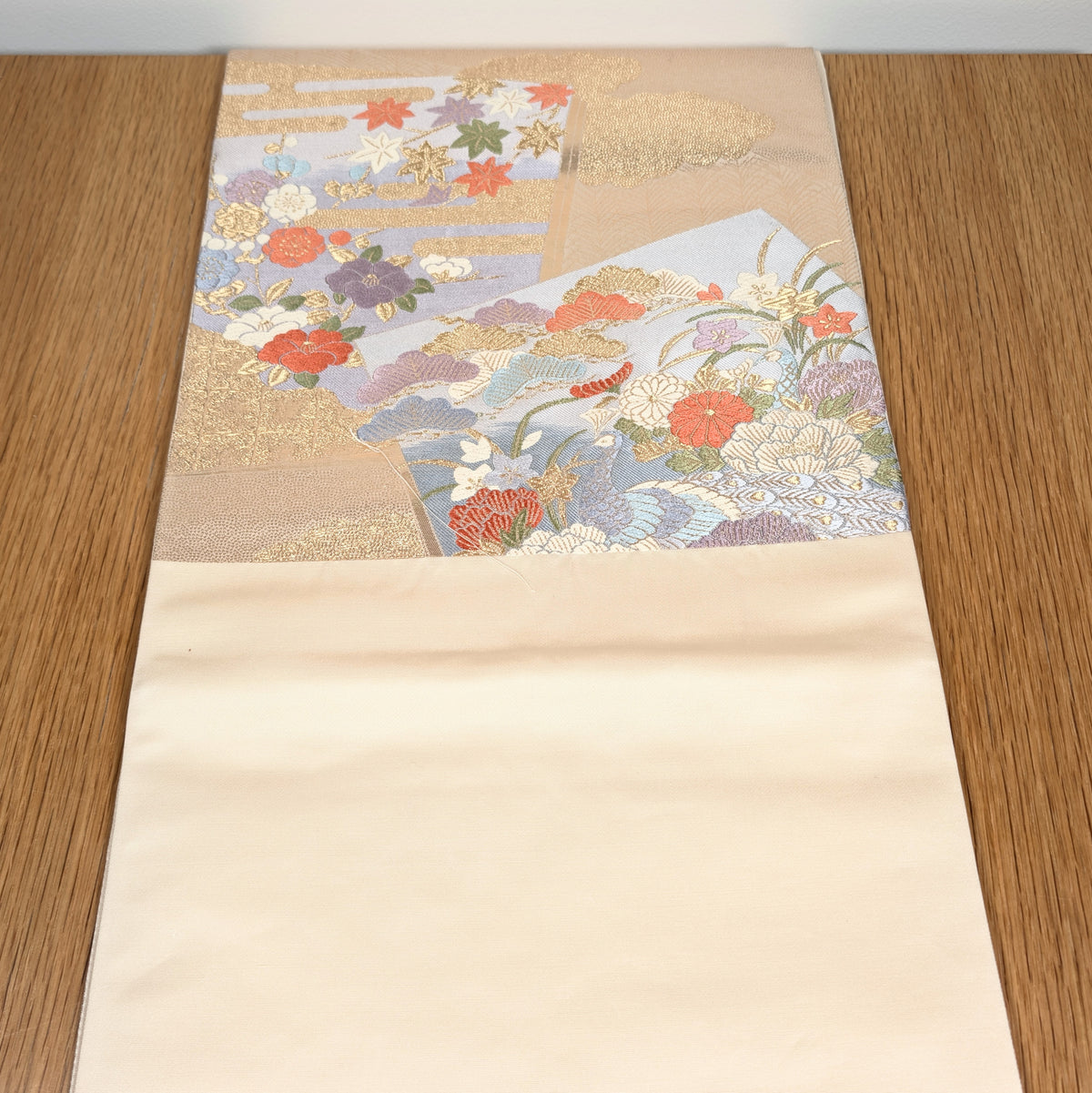 Fukuro obi en soie avec revers ivoire uni et face en brocart bleu ciel, doré et motifs floraux japonais