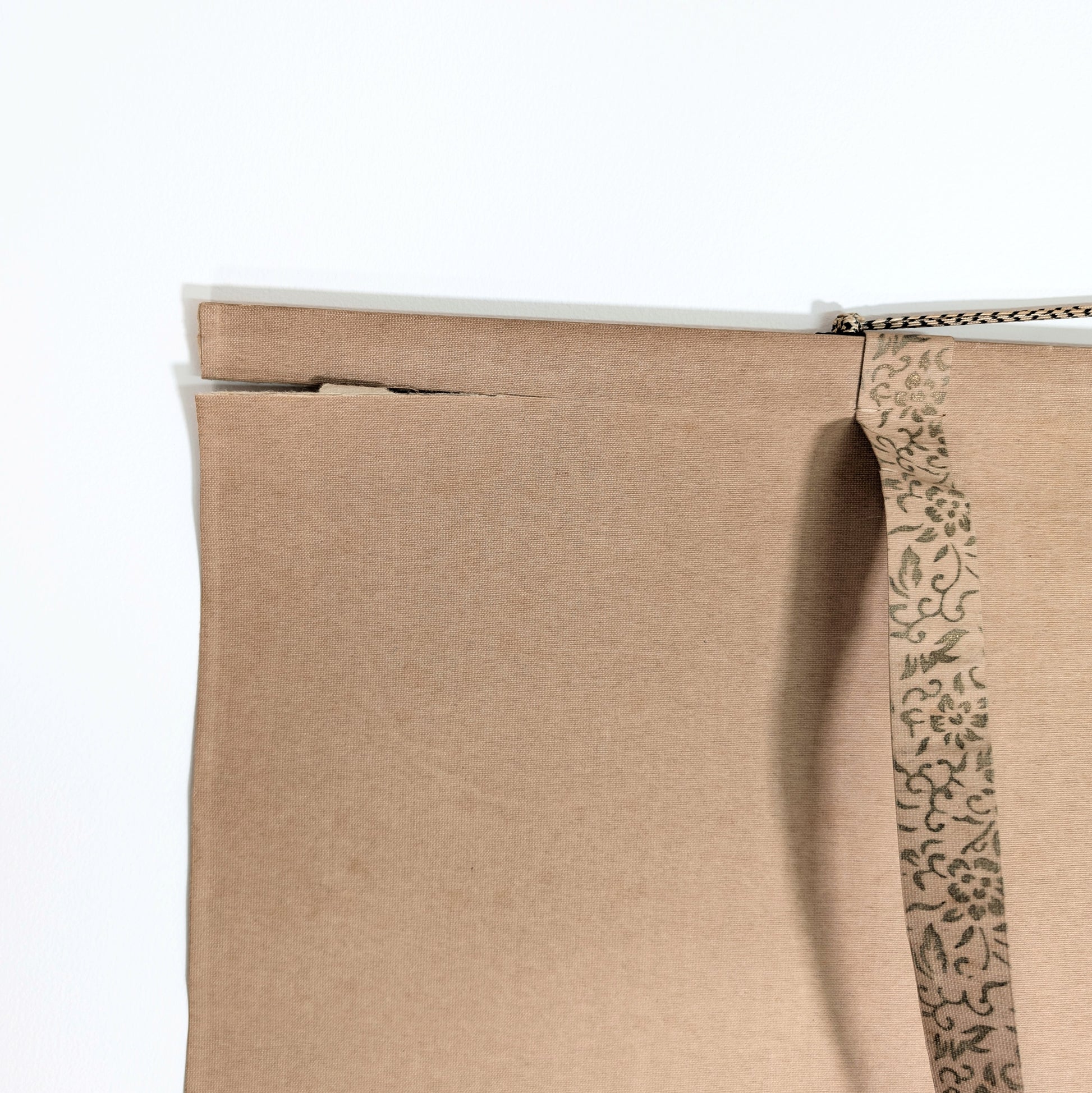 Détail supérieur droit du kakejiku avec le fūtai décoratif, la baguette hassō et le champ supérieur ten.