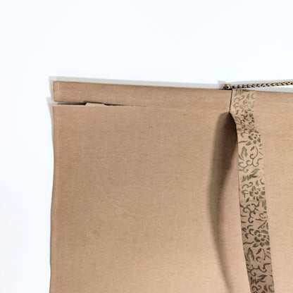 Détail supérieur droit du kakejiku avec le fūtai décoratif, la baguette hassō et le champ supérieur ten.