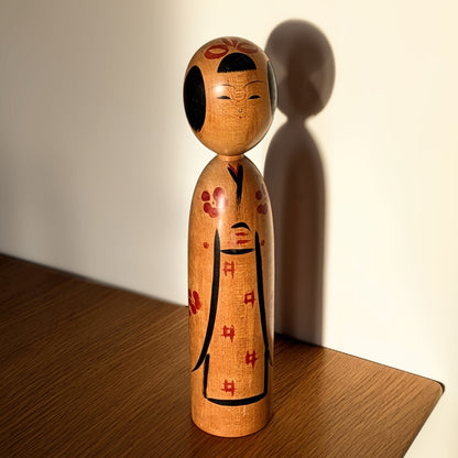 Grande kokeshi japonaise 31 cm objet de décoration vintage avec ombre style épuré