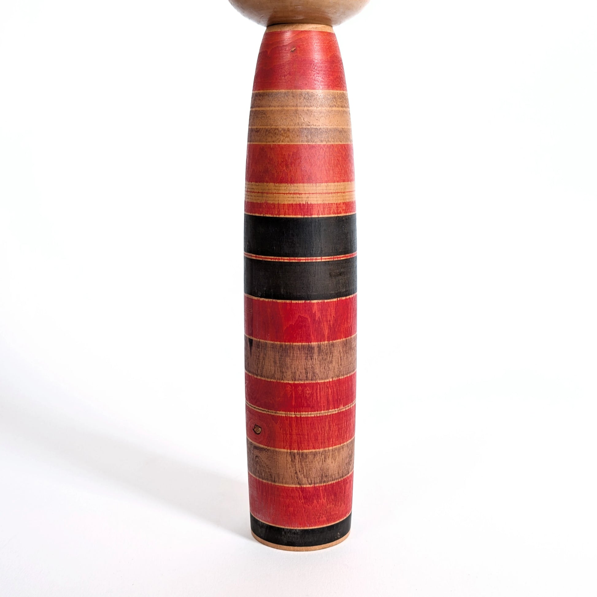 Grande kokeshi japonaise d’art populaire mingei, sculpture traditionnelle en bois, Japon XXe siècle, motifs circulaires sur le corps