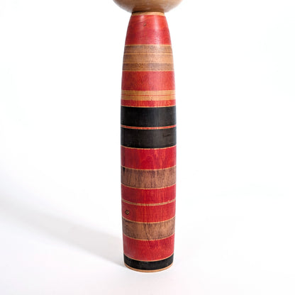 Grande kokeshi japonaise d’art populaire mingei, sculpture traditionnelle en bois, Japon XXe siècle, motifs circulaires sur le corps