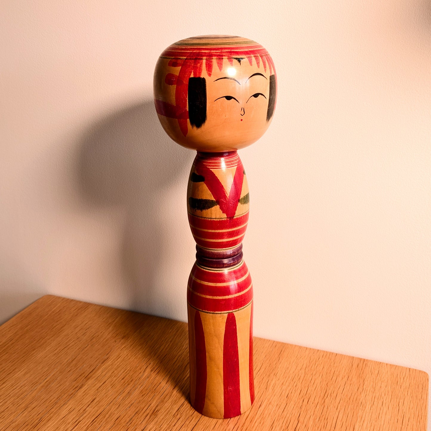 Grande kokeshi japonaise traditionnelle Yajirō de 46 cm par Niiyama Hisashirō, poupée en bois vintage à décor rouge et vert