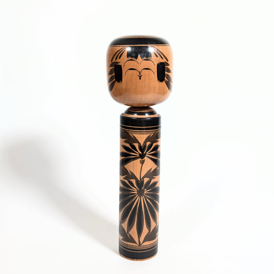 grande poupée kokeshi japonaise shingata motif hishigiku sculpture artisanale en bois du Japon