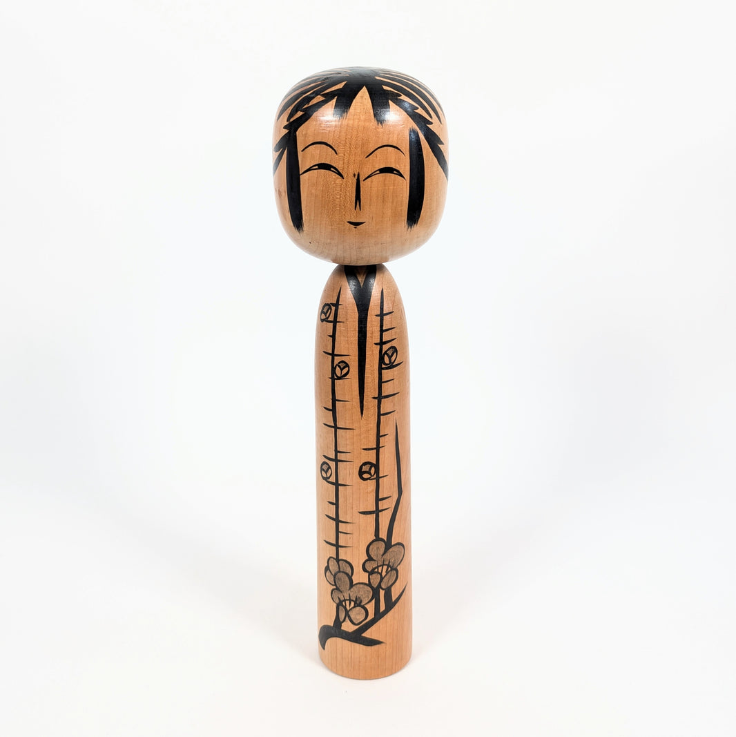 Kokeshi japonaise traditionnelle Tōgatta de 31 cm, peinte par Satō Yoshiaki, avec un sourire délicat et des motifs de prunier.