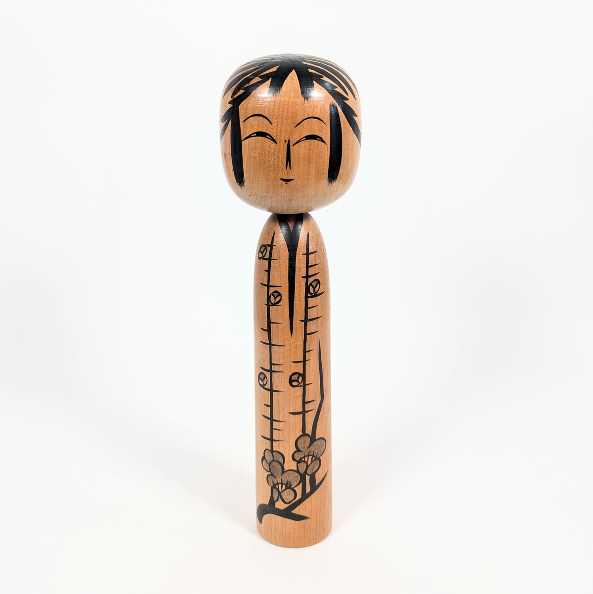 Kokeshi japonaise traditionnelle Tōgatta de 31 cm, peinte par Satō Yoshiaki, avec un sourire délicat et des motifs de prunier.