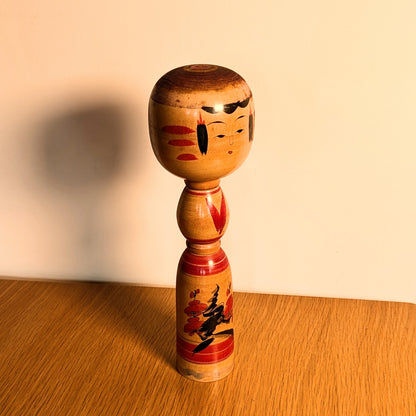 Grande poupée kokeshi japonaise Yajirō par Ogura Katsushi, poupée traditionnelle en bois de 30,5 cm décorée de fleurs de prunier ume