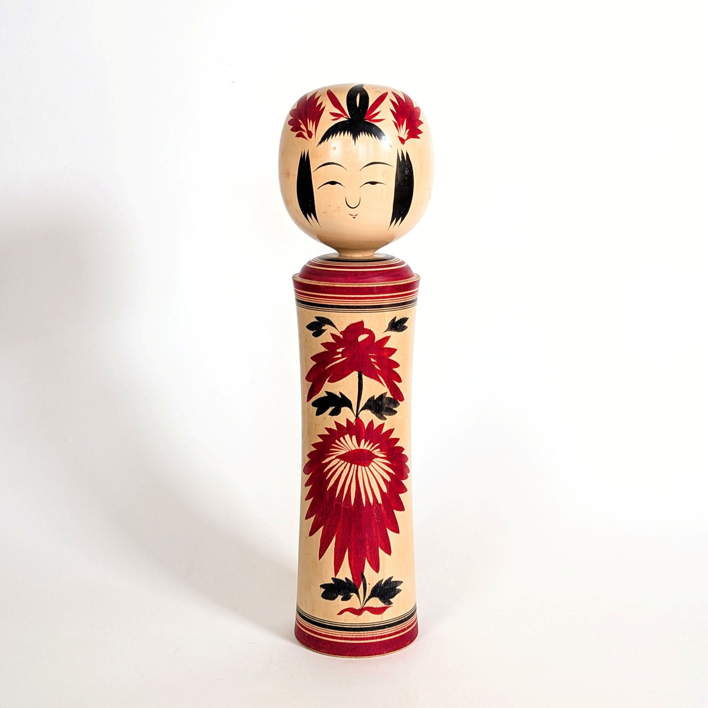Grande poupée japonaise dentô kokeshi Naruko de 37 cm à motif chrysanthème