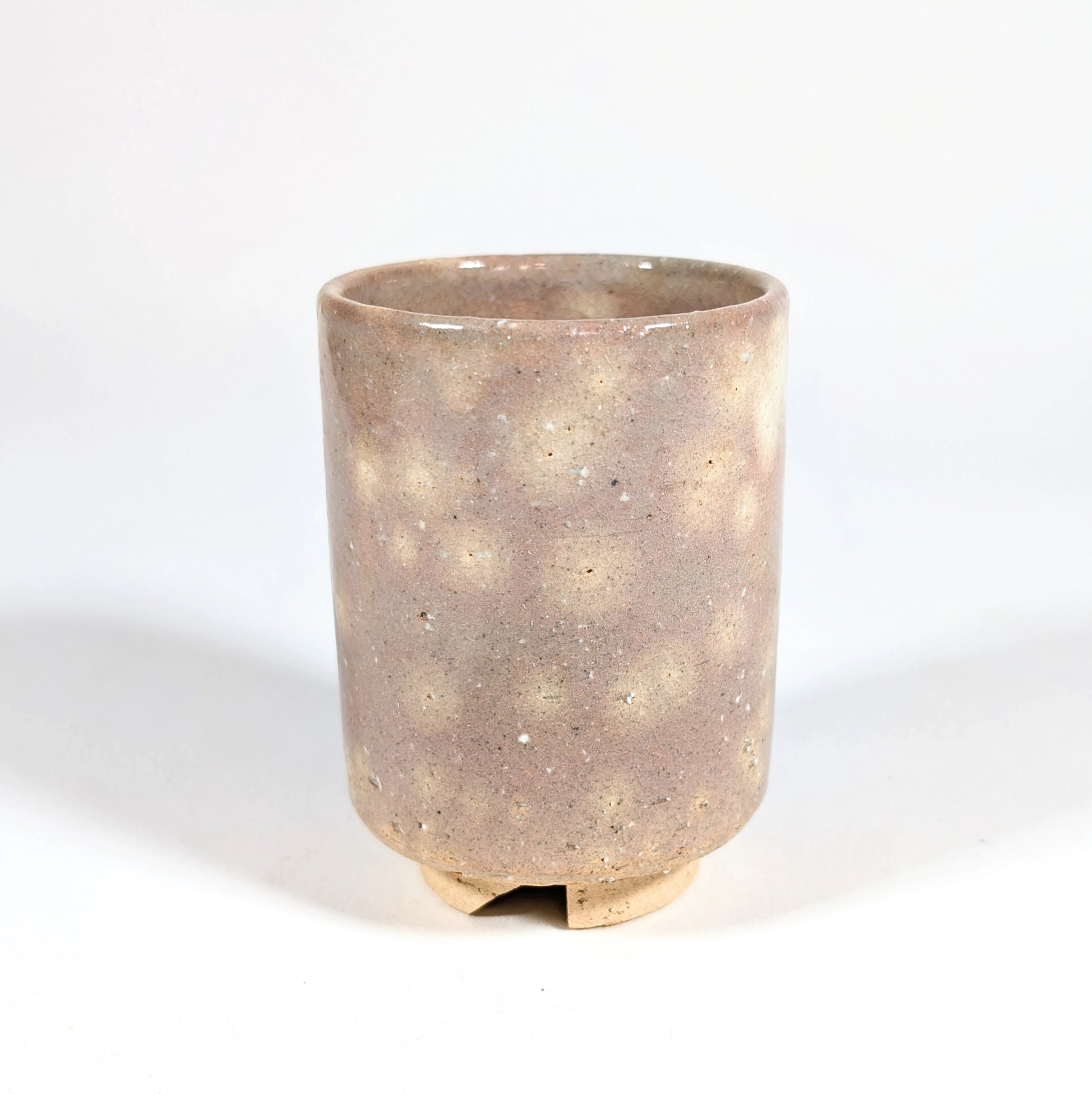 Grande tasse Hagi-yaki, vue de côté, émail rosé et pied découpé