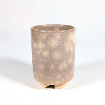 Grande tasse Hagi-yaki, vue de côté, émail rosé et pied découpé