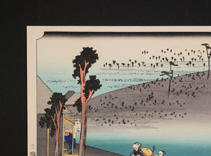 Détail de la gravure sur bois japonaise Futagawa : pins, maison de thé et paysage du Tōkaidō d’après Hiroshige