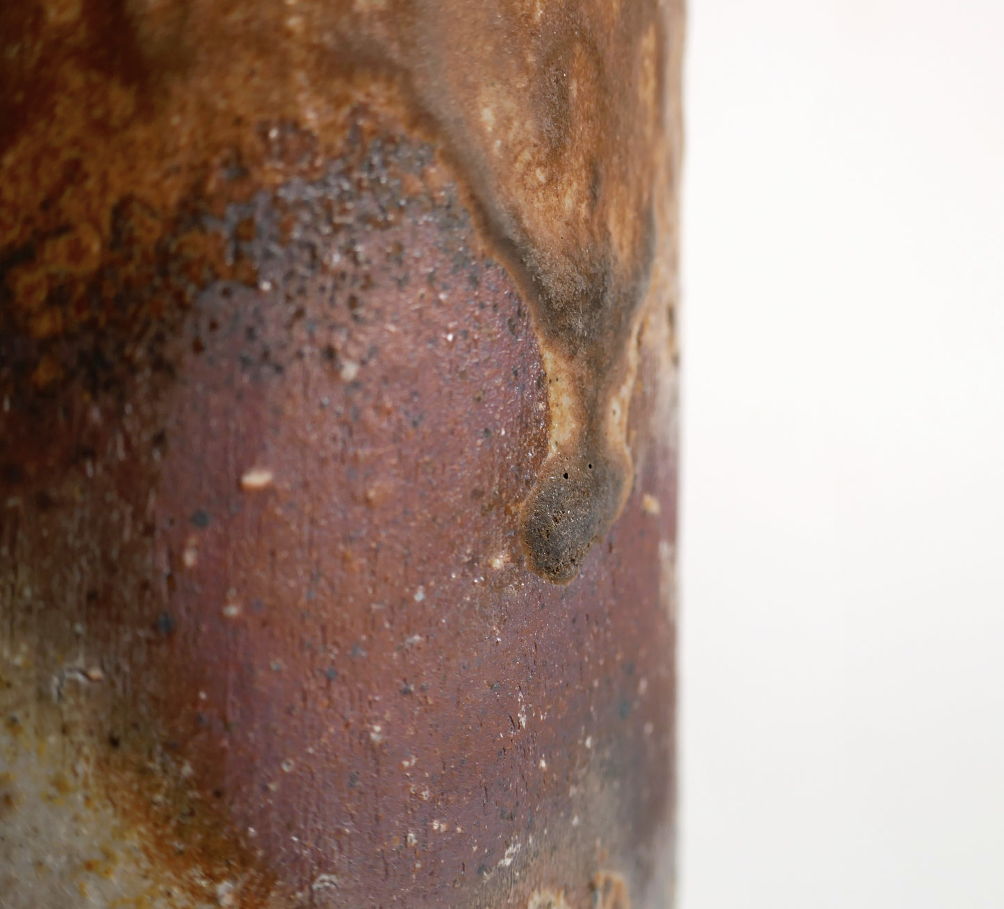 Gros plan sur une coulure de cendres vitrifiées aux tons bruns sur un vase Bizen du four Mori Hōzan-gama