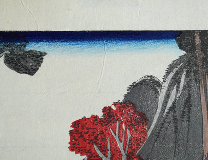 Détail artistique flou de l’estampe de Hiroshige – arbre rouge et dégradés de bleu sur les rochers