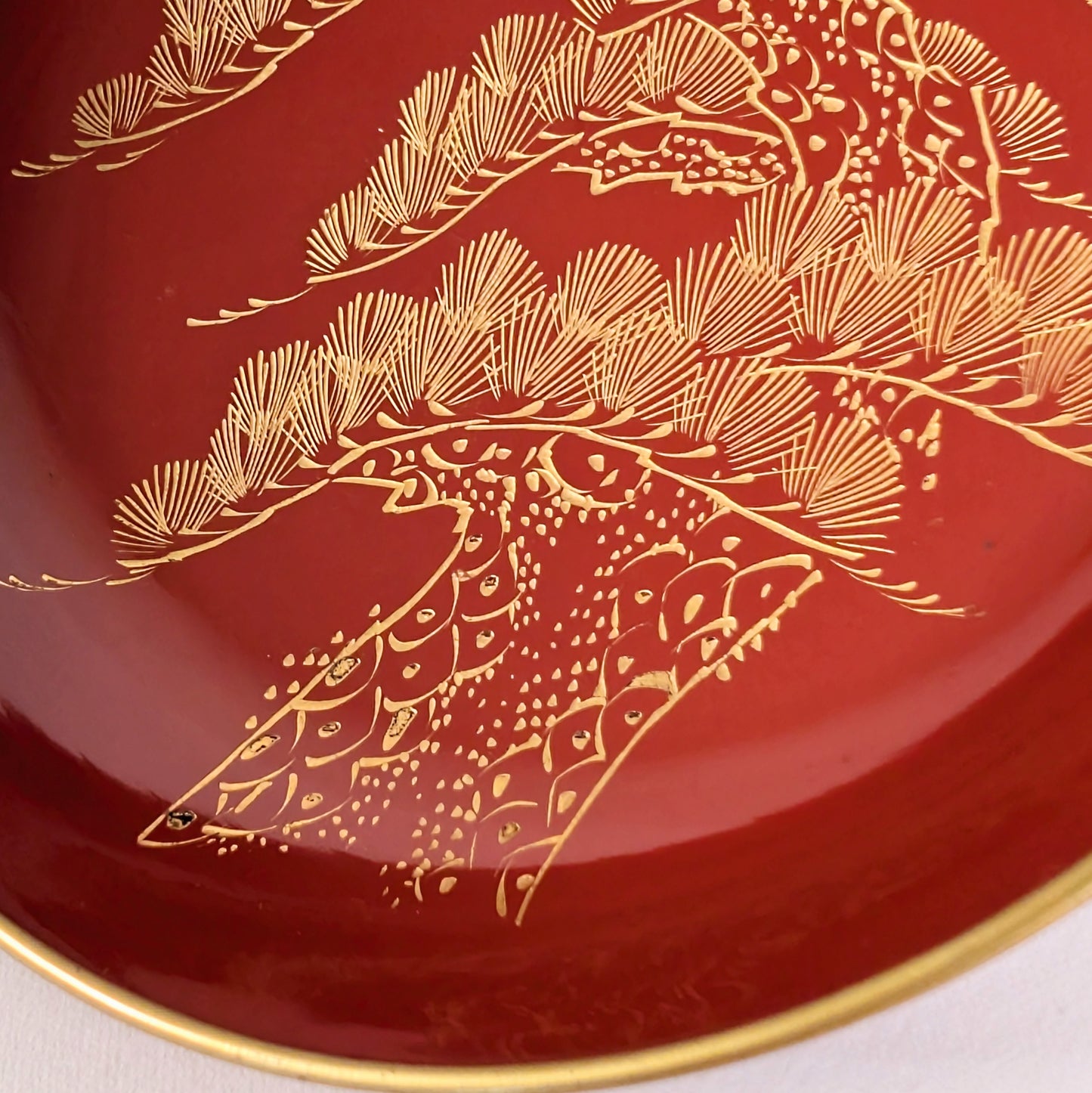 gros plan sur laque véritable japonaise urushi avec décor maki-e doré travail artisanal fin
