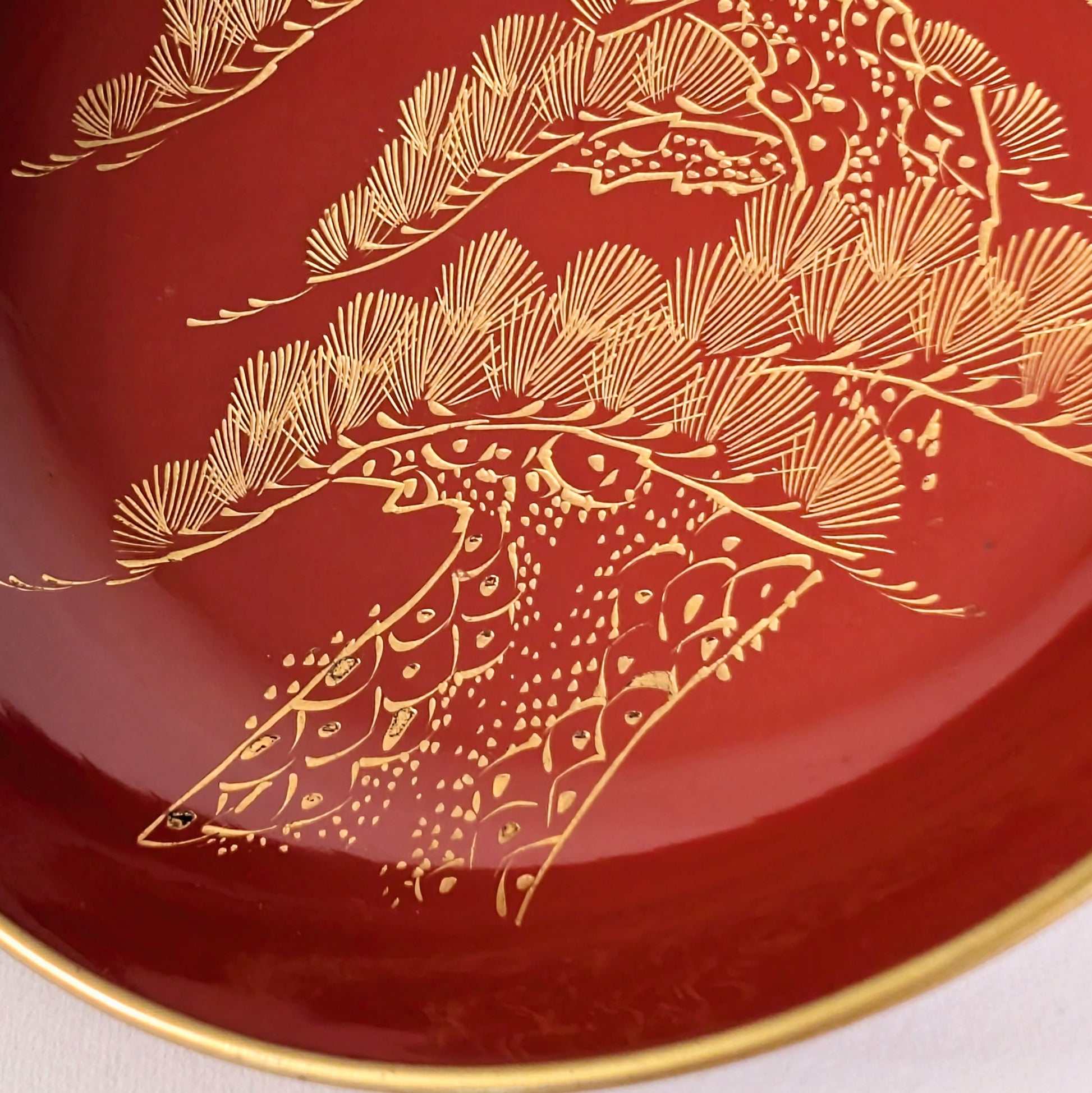 gros plan sur laque véritable japonaise urushi avec décor maki-e doré travail artisanal fin