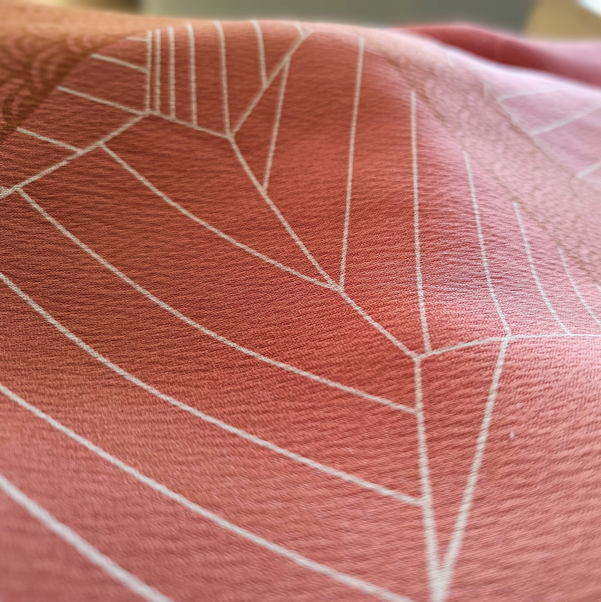 Gros plan sur tissu en soie japonaise rose ancien avec motif géométrique minimaliste