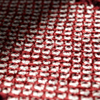 Gros plan du tissu shibori grenat sur soie, haori kimono traditionnel