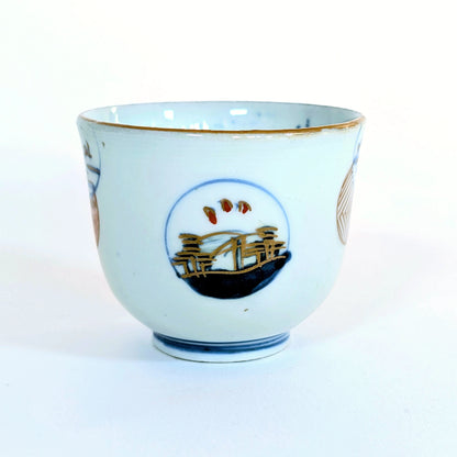 Guinomi en porcelaine Arita, grand médaillon peint représentant un paysage japonais, Edo tardif.