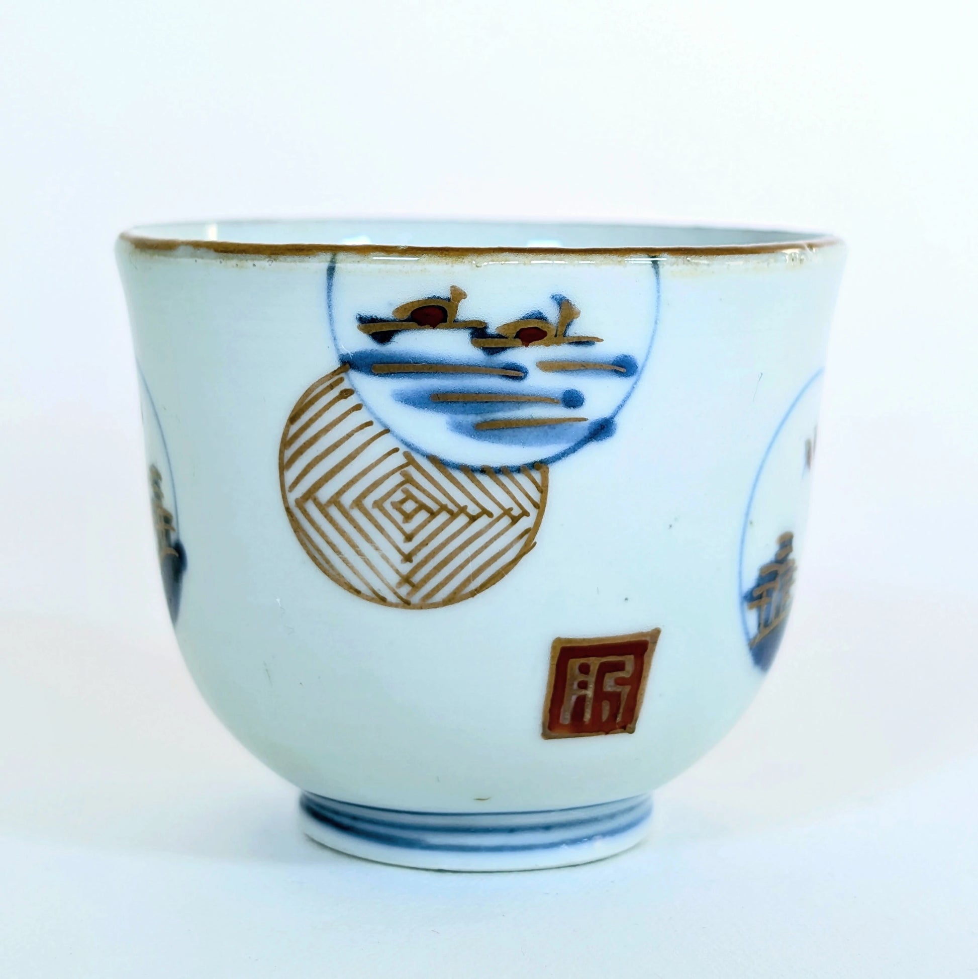 Guinomi Arita avec médaillon géométrique, scène de bateau et marque Hizen, porcelaine Hizen Edo tardif.