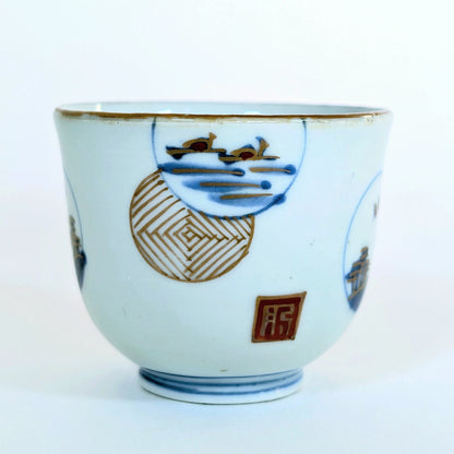 Guinomi Arita avec médaillon géométrique, scène de bateau et marque Hizen, porcelaine Hizen Edo tardif.