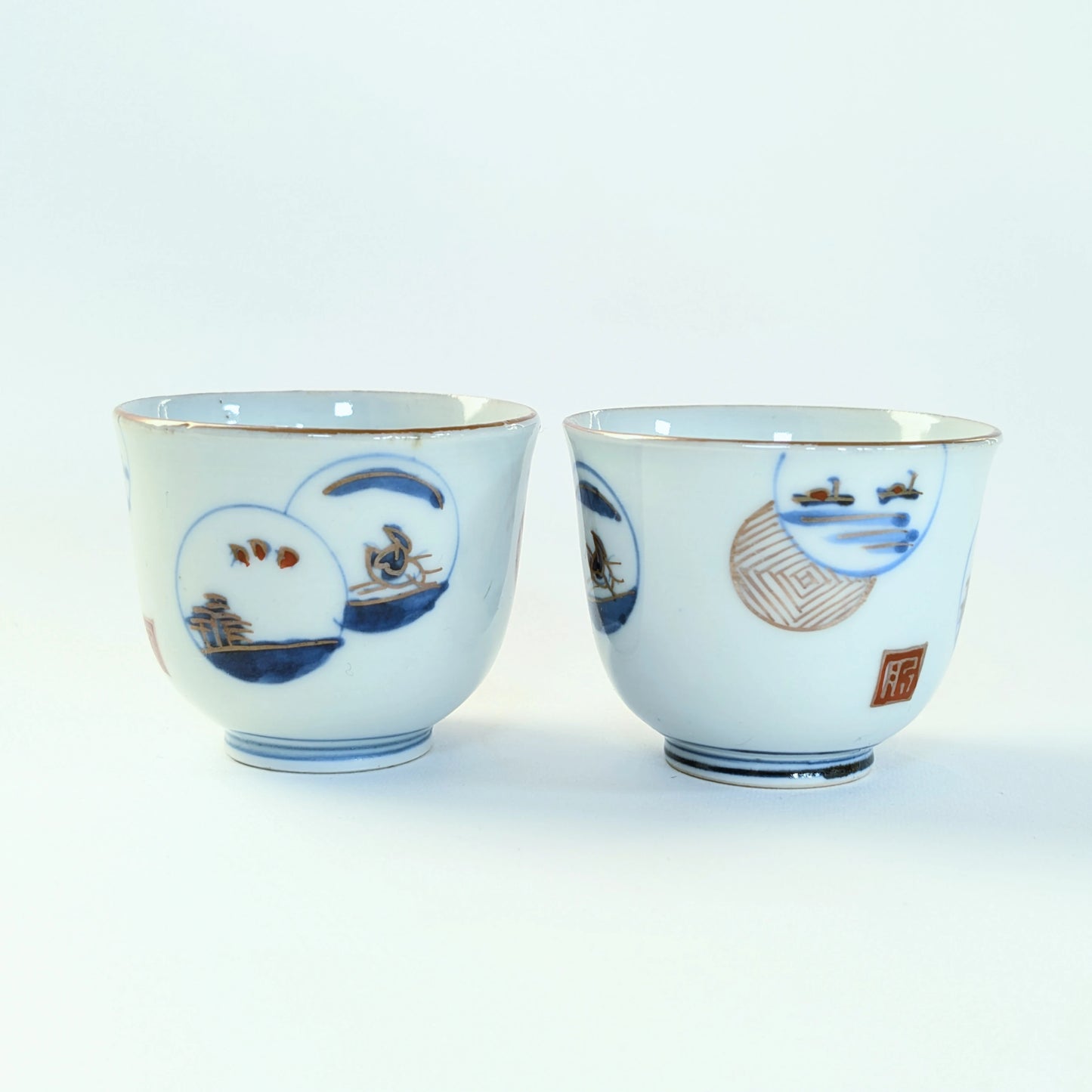 Deux guinomi en porcelaine Arita décorés de paysages japonais, période Edo tardif.