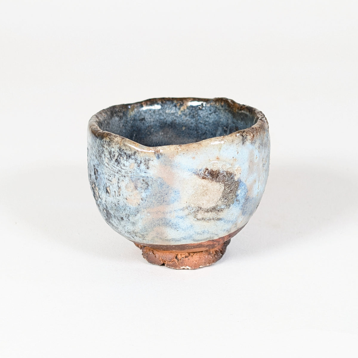 Vue de face d’un guinomi Hagi à glaçure bleu-gris, forme libre et texture artisanale