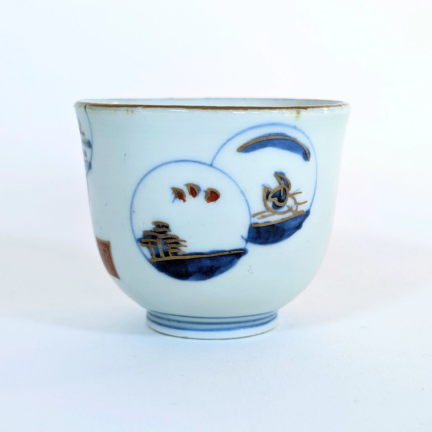 Guinomi ancien en porcelaine Arita présentant deux médaillons peints, décor Edo tardif.