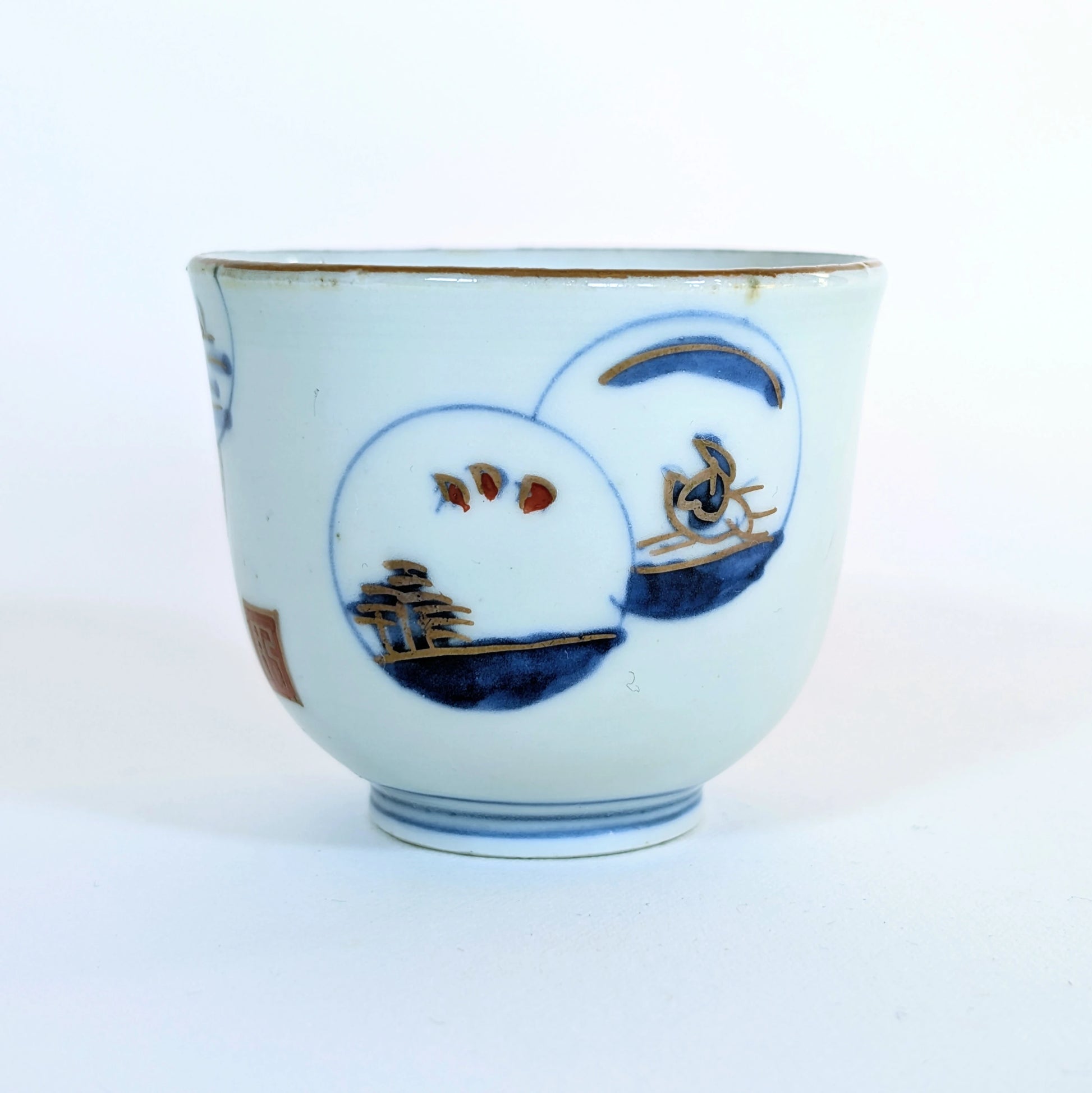 Guinomi ancien en porcelaine Arita présentant deux médaillons peints, décor Edo tardif.