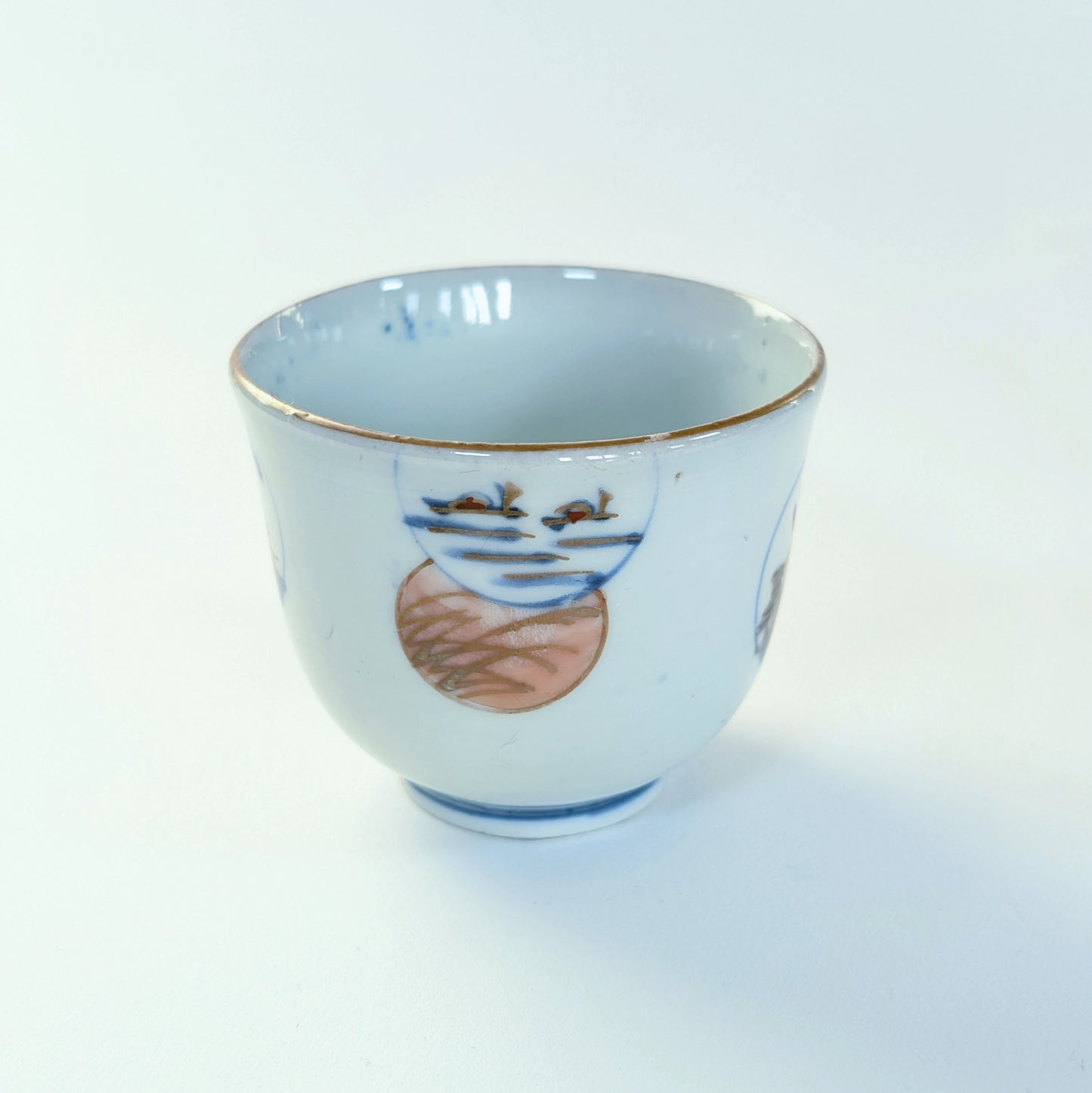 Guinomi Arita avec médaillon ocre et paysage peint, porcelaine Hizen Edo tardif.