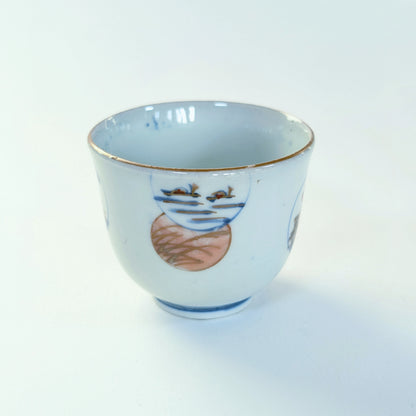 Guinomi Arita avec médaillon ocre et paysage peint, porcelaine Hizen Edo tardif.