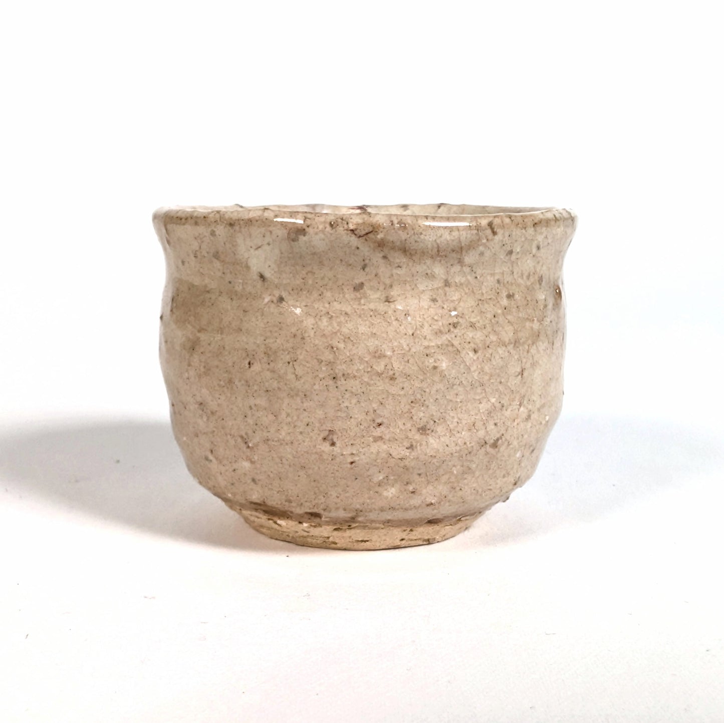 Détail de la céramique Hagi-yaki avec craquelures kan-nyū, texture wabi-sabi japonaise