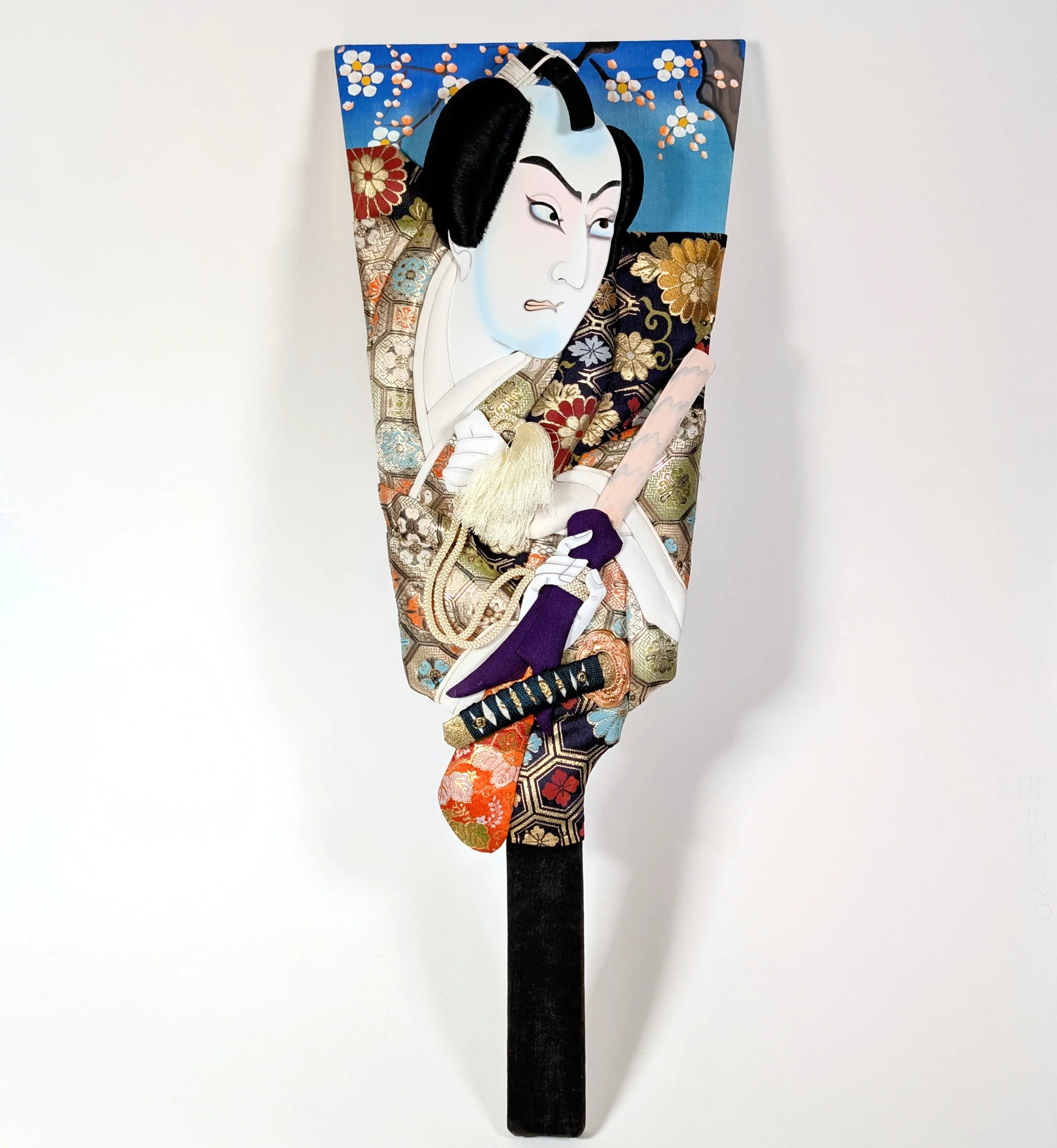 Hagoita japonaise décorative représentant un acteur de kabuki, art textile traditionnel en relief