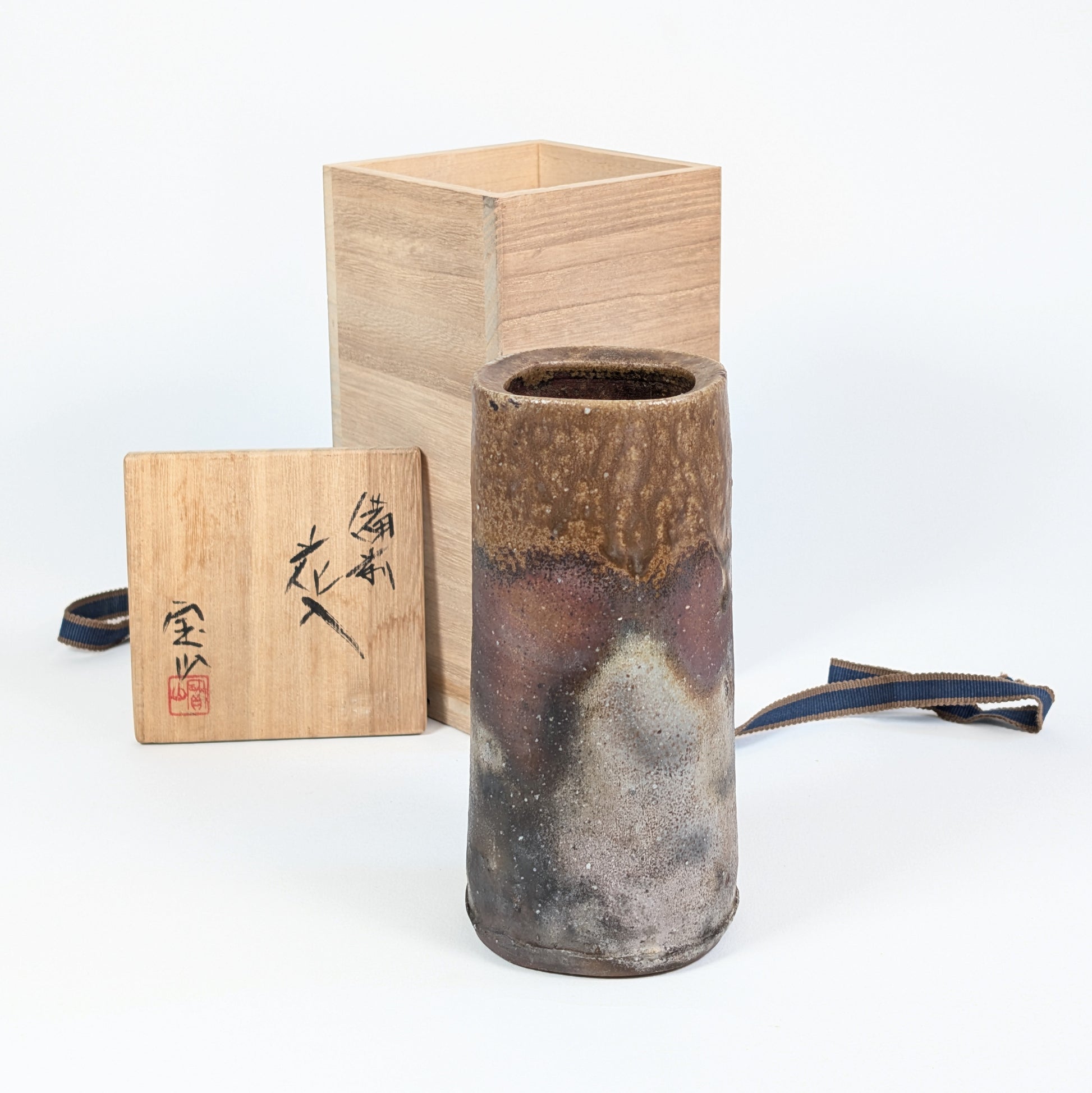 Hanaire cylindrique en Bizen-yaki avec son tomobako en bois signé Hōzan, production du Mori Hōzan-gama